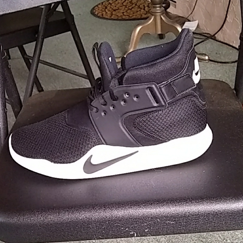 8 1/2 Nike Incursion